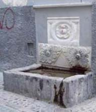 Pilar de piedra y m&aacute;rmol. 